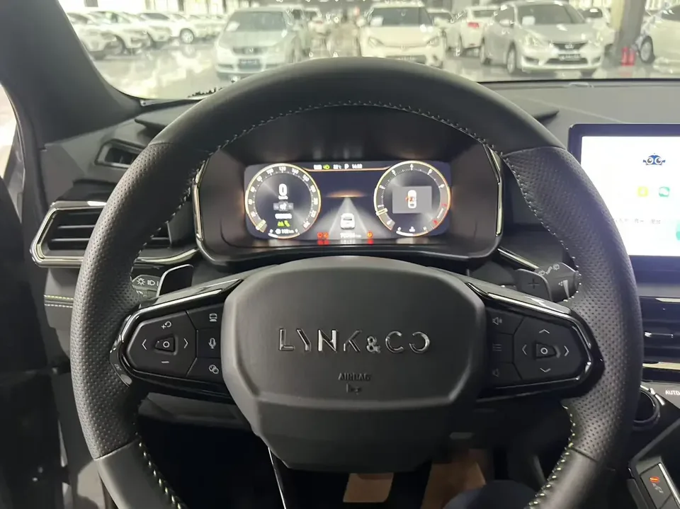 Lynk & Co 06 Lynk & Co 06 2023 Remix 1.5T JinHalo 2023 — thumbnail 4