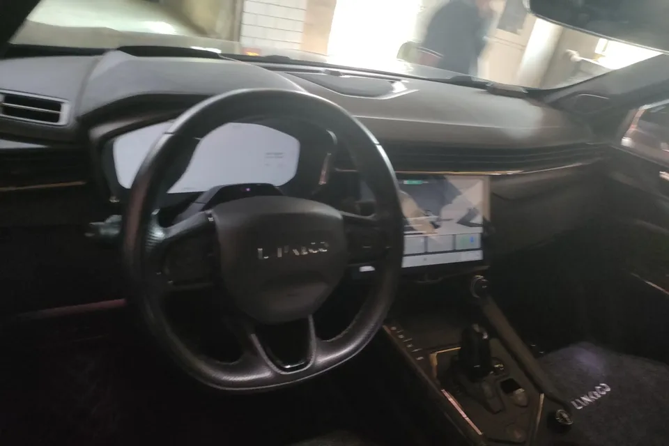 Lynk & Co 01 Lynk & Co 01 2023 EM-F PM 2022 — thumbnail 4