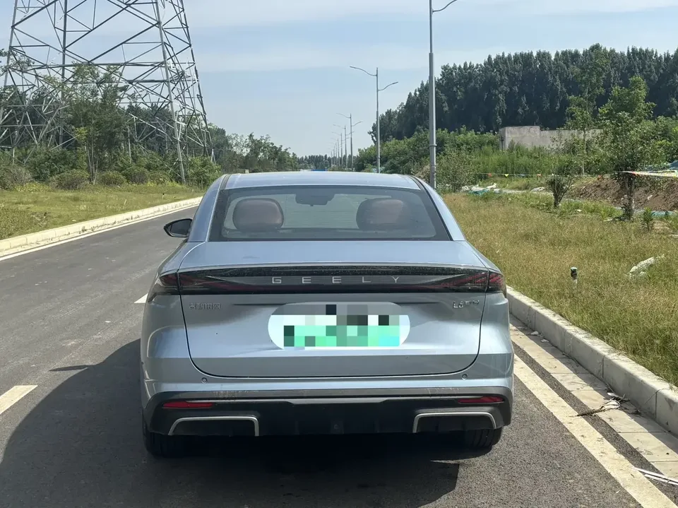Geely Galaxy L6 Galaxy L6 2025 1.5 EM-i DHT 140KM Starship Edition 2025 — thumbnail 2