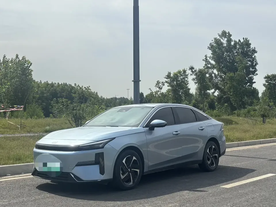 Geely Galaxy L6 Galaxy L6 2025 1.5 EM-i DHT 140KM Starship Edition 2025 — photo 1, buy with delivery to Moscow