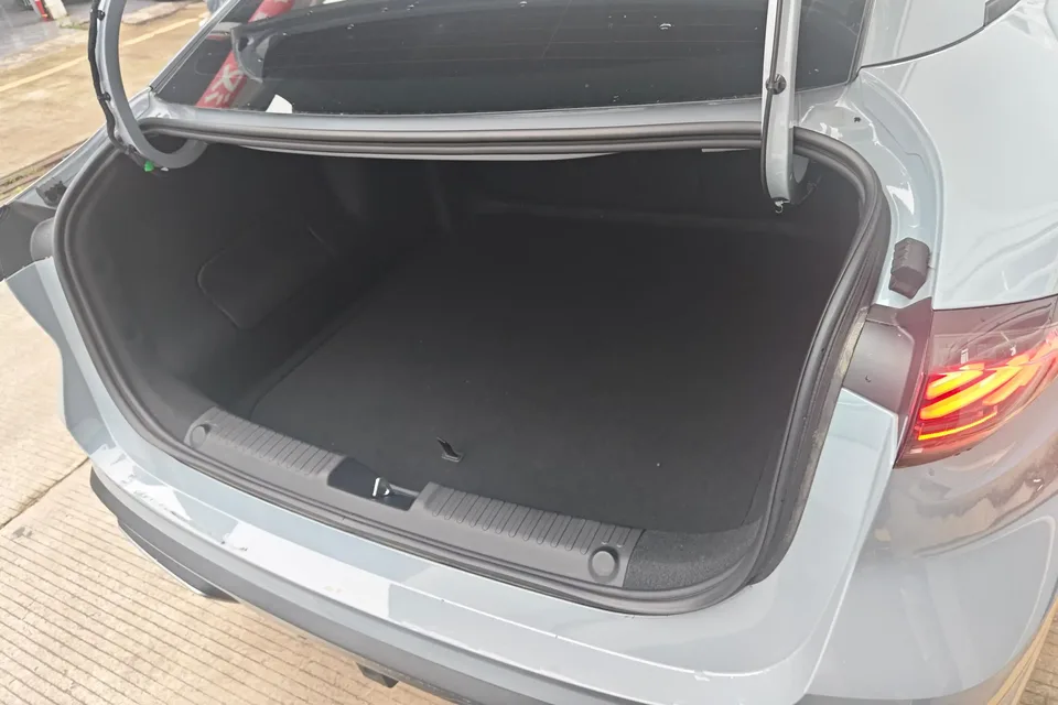 Geely Galaxy L6 Galaxy L6 2025 1.5 EM-i DHT 60KM Sailing Edition 2025 — thumbnail 5