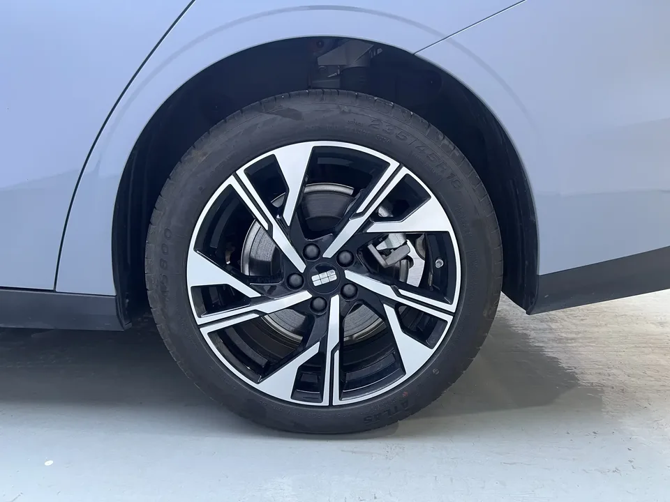 Geely Galaxy L6 Galaxy L6 2024 Creative Edition 1.5T DHT 125km 2025 — thumbnail 3