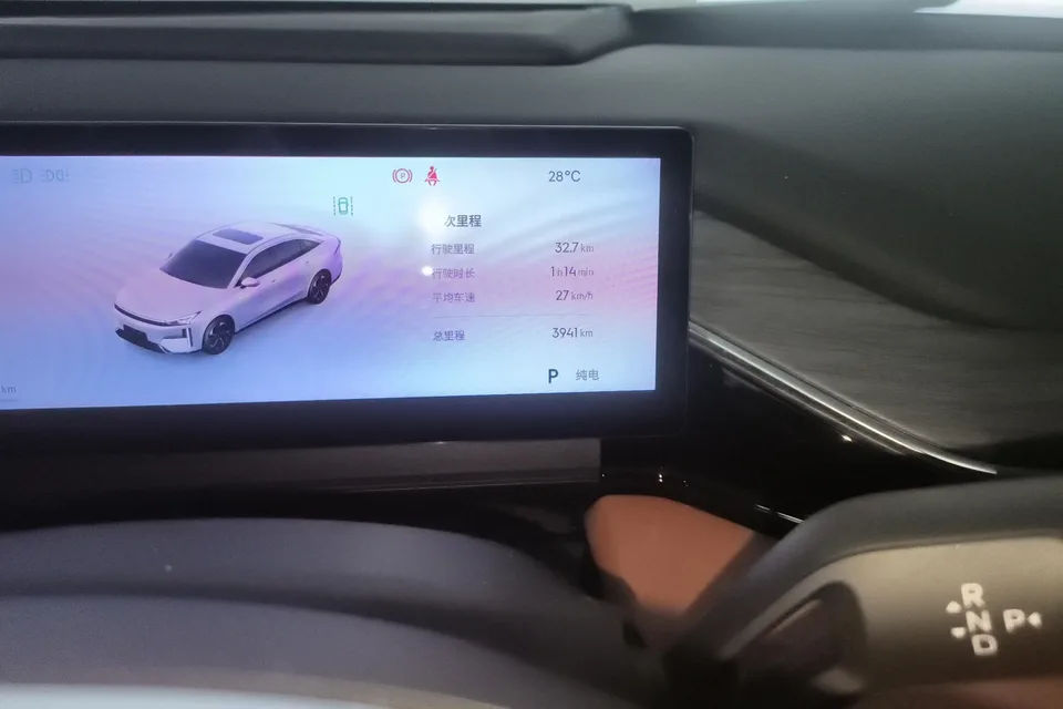 Geely Galaxy L6 Galaxy L6 2025 1.5 EM-i DHT 140KM Starship Edition 2025 — thumbnail 4