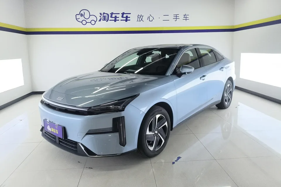 Geely Galaxy L6 Galaxy L6 2025 1.5 EM-i DHT 140KM Starship Edition 2025 — photo 1, buy with delivery to Moscow