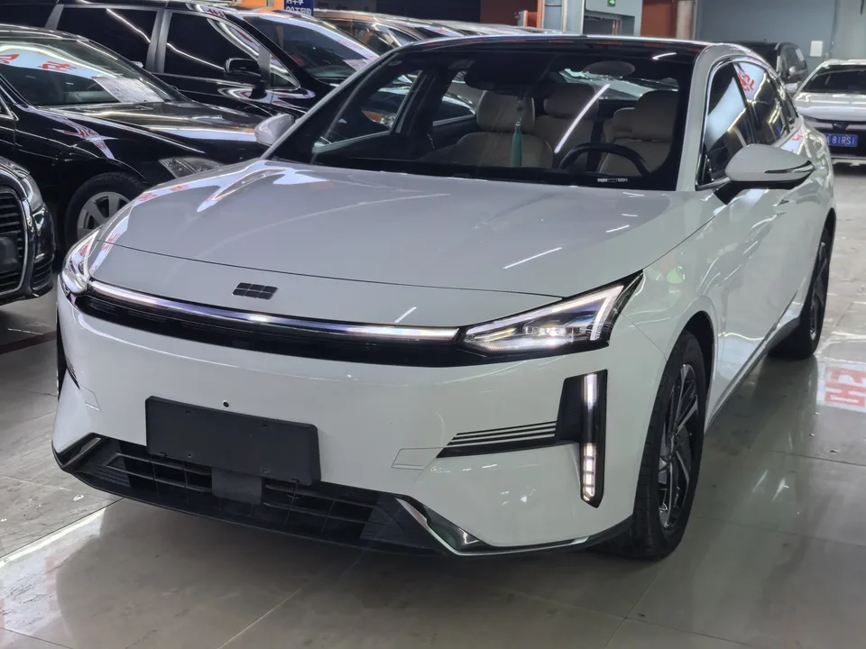 Geely Galaxy L6 Galaxy L6 2023 1.5T DHT 125km MAX 2024 — photo 1, buy with delivery to Moscow