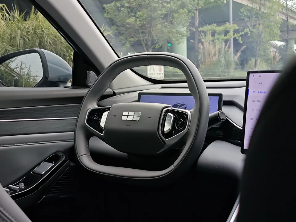 Geely Galaxy L6 Galaxy L6 2025 1.5 EM-i DHT 140KM Exploration+ Edition 2025 — thumbnail 3