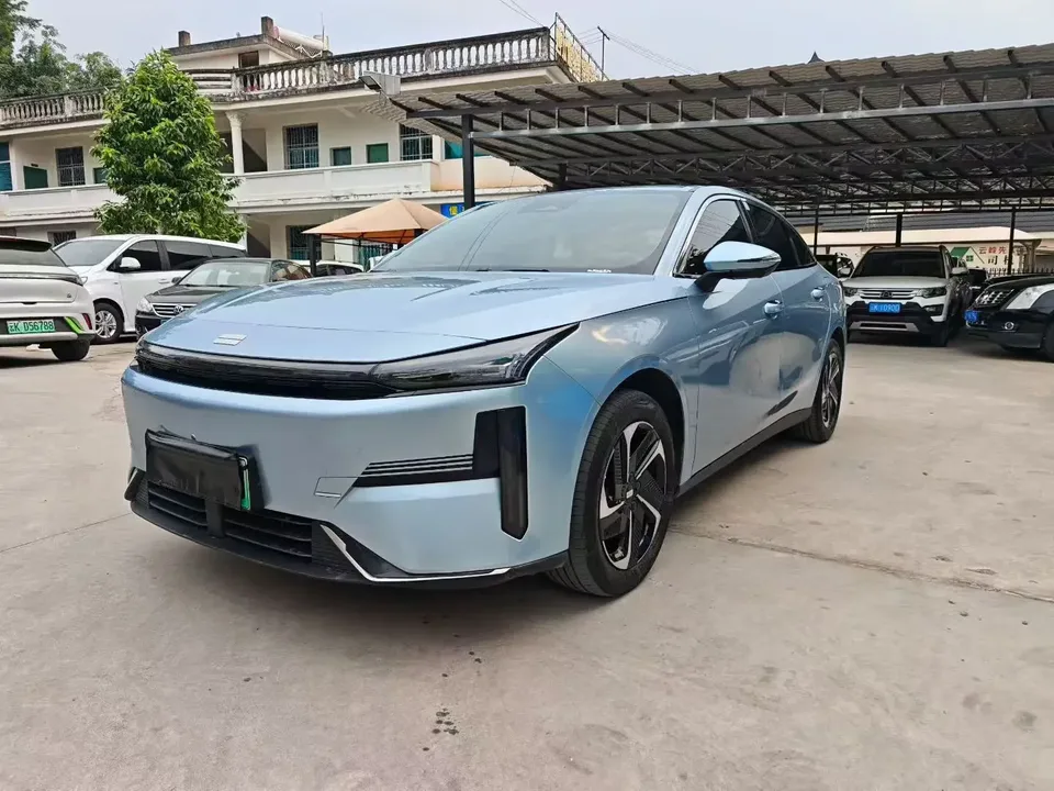 Geely Galaxy L6 Galaxy L6 2025 1.5 EM-i DHT 140KM Starship Edition 2025 — photo 1, buy with delivery to Moscow