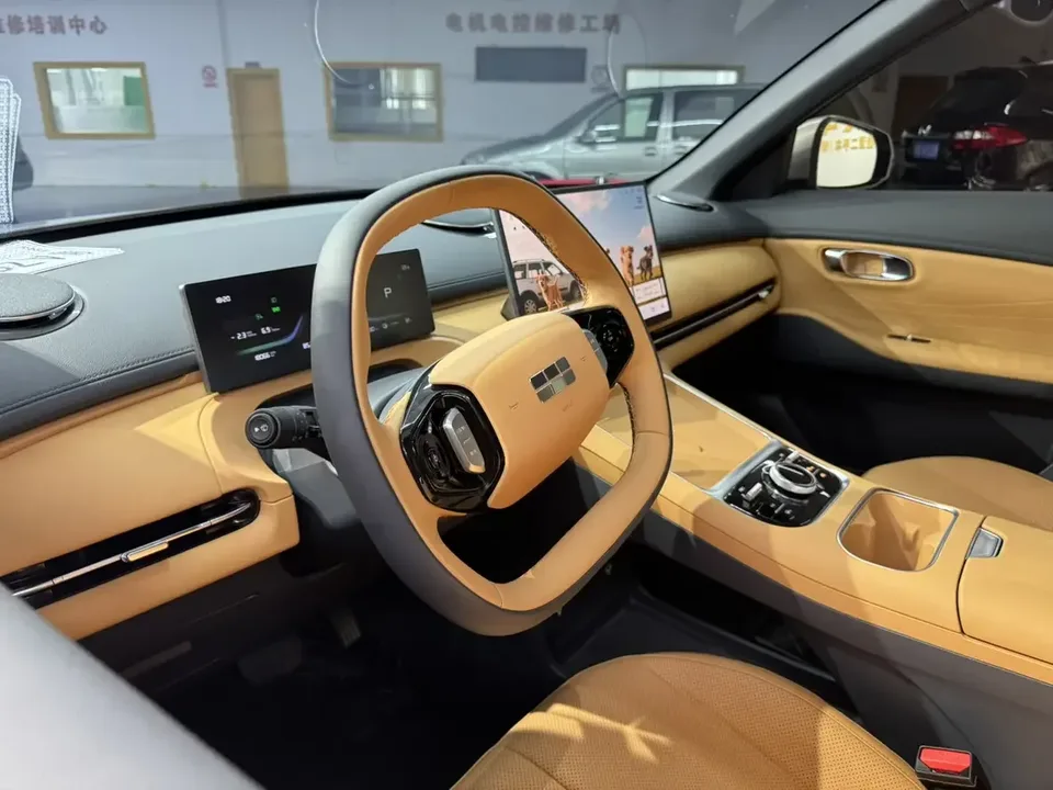 Geely Galaxy Starship 7 EM-i Galaxy Starship 7 EM-i 2025 55KM Departure Edition 2025 — миниатюра 4