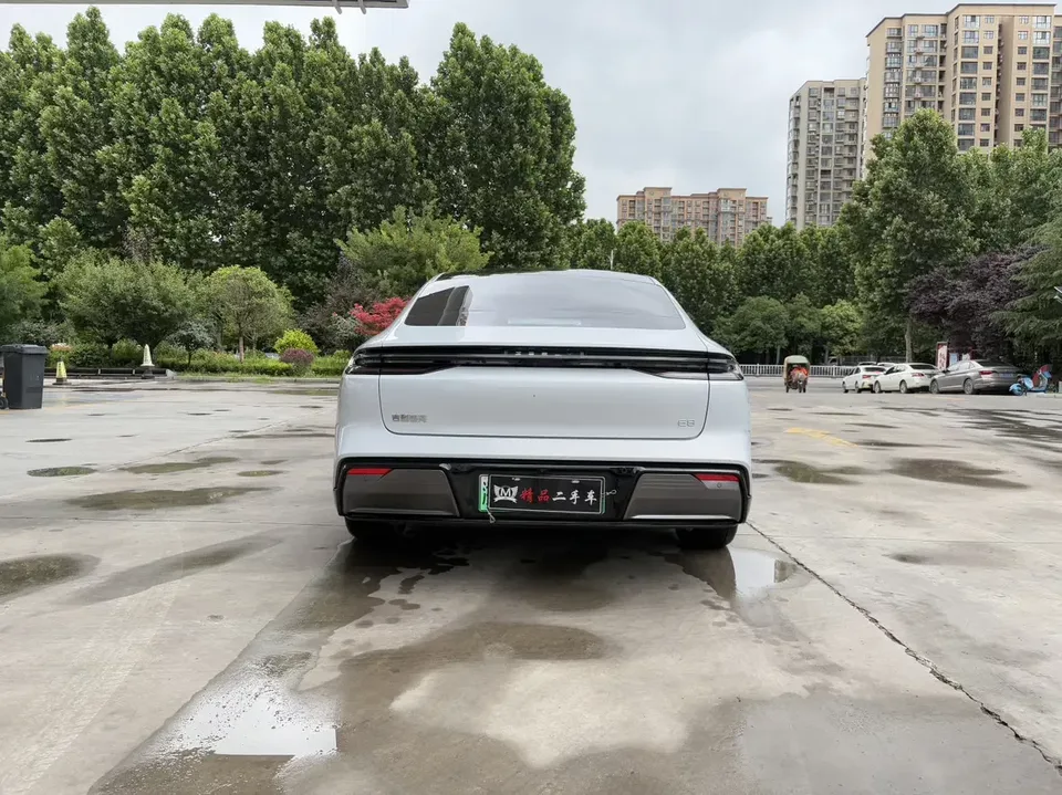 Geely Galaxy E8 Galaxy E8 2025 700km Long-distance Intelligent Driving Edition 2025 — thumbnail 2