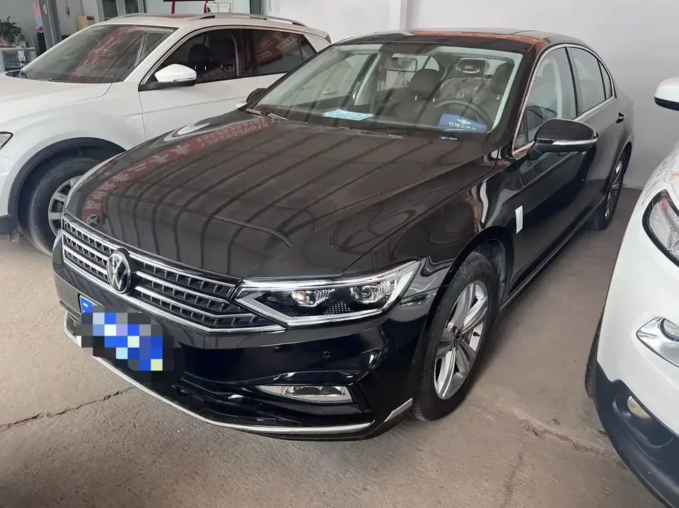 Volkswagen Magotan Magotan 2023 2 millionth anniversary edition 280TSI DSG leading model 2026 — photo 1, buy with delivery to Moscow
