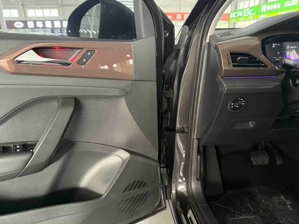 Volkswagen Tharu tuyue 2022 280TSI 2WD Deluxe Edition 2022 — thumbnail 3