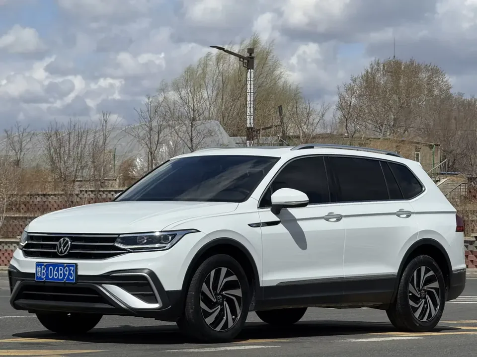 Volkswagen Tiguan L Tiguan L 2023 280TSI Limited Edition 2023 — photo 1, buy with delivery to Moscow