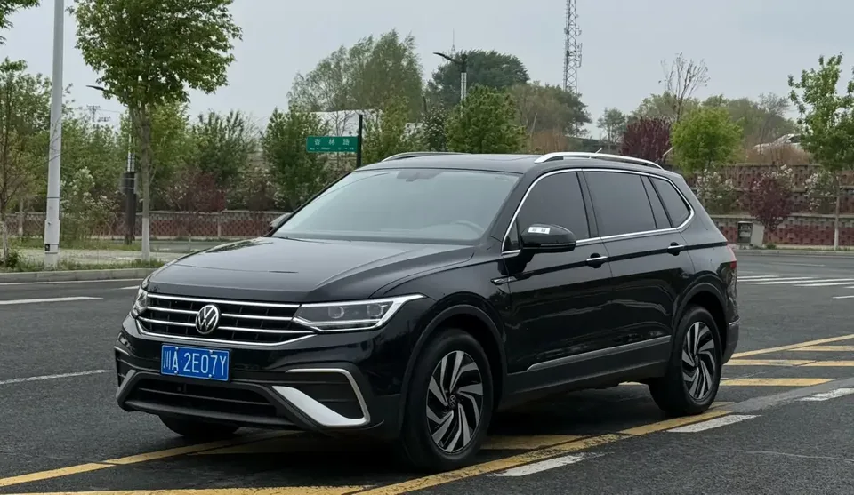 Volkswagen Tiguan L Tiguan L 2023 280TSI Limited Edition 2023 — photo 1, buy with delivery to Moscow
