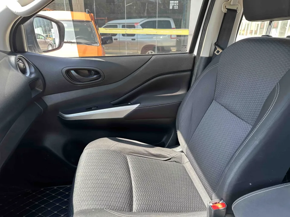 Nissan Navara navarre 2022 2.5L Manual 2WD Smart Link QR25 2024 — thumbnail 4