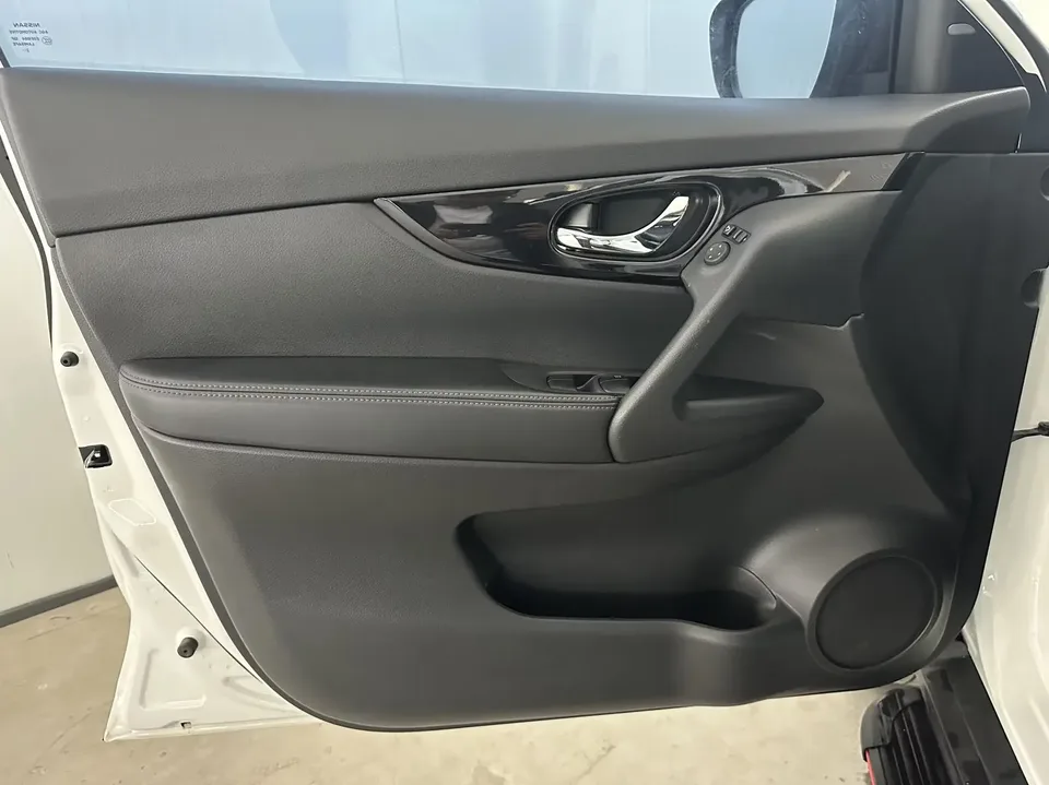 Nissan X-Trail Qijun 2023 Classic Edition 2.0L 2WD Smart Link Premium Edition 2023 — thumbnail 4