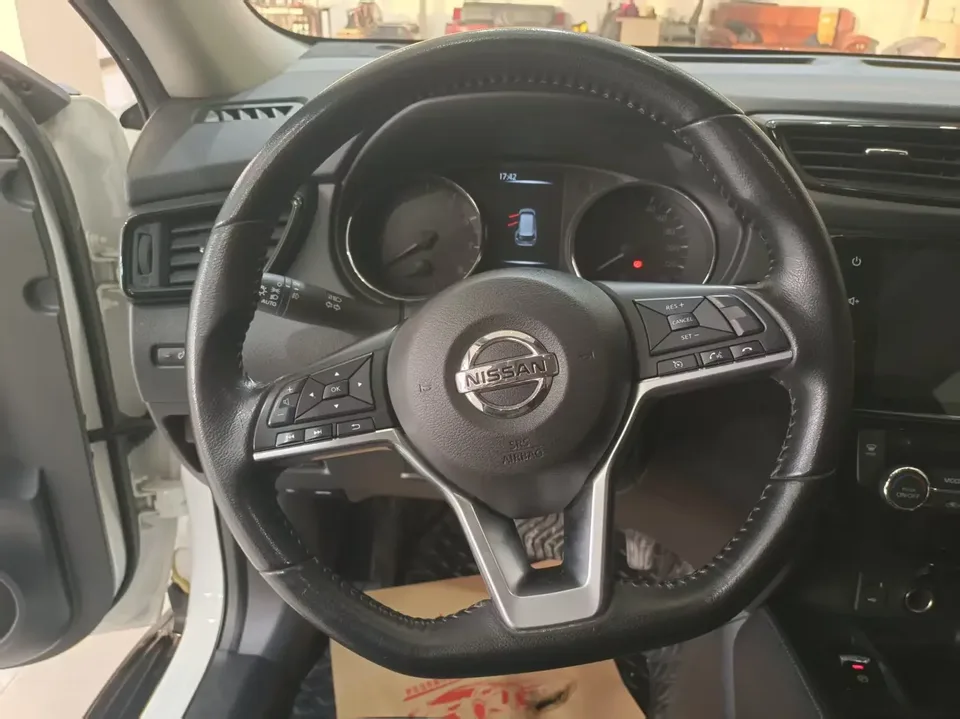Nissan X-Trail Qijun 2022 2.0L 2WD Smart Link Premium Edition 2023 — thumbnail 4