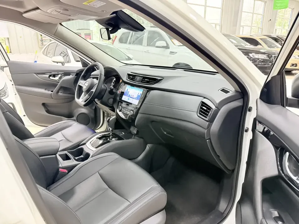 Nissan X-Trail Qijun 2023 Classic Edition 2.0L 2WD Smart Link Premium Edition 2025 — thumbnail 5