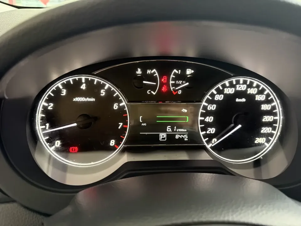 Nissan Tiida Tiida 2024 1.6L CVT Cool Edition 2025 — thumbnail 4