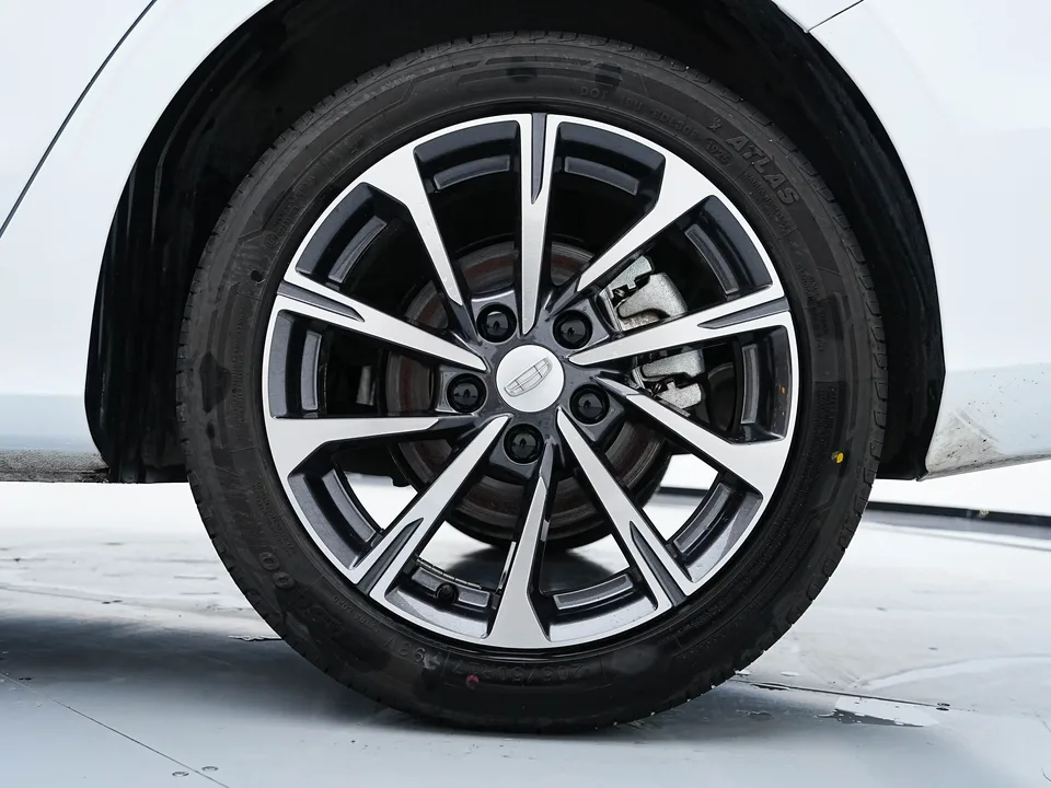 Geely Emgrand emgrand 2026 4 Million Commemorative Edition 1.5L CVT Flying Model 2025 — thumbnail 3