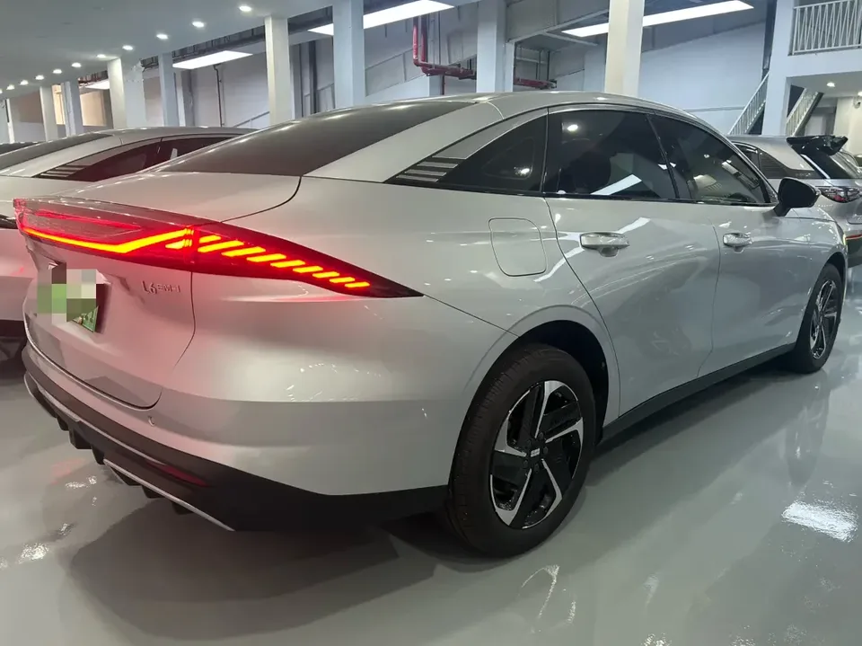 Geely Galaxy L6 Galaxy L6 2025 1.5 EM-i DHT 140KM Starship Edition 2025 — thumbnail 5