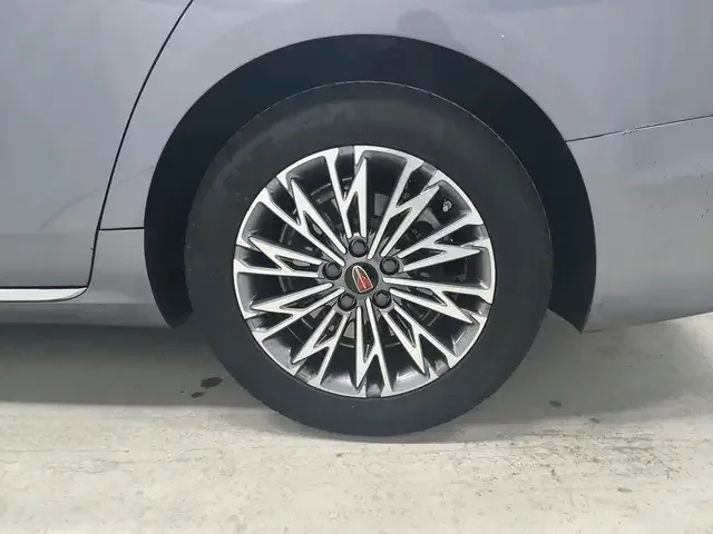 Hongqi H5 Hongqi H5 2023 2.0T Automatic Intelligent Connection Flagship Edition 2024 — thumbnail 3