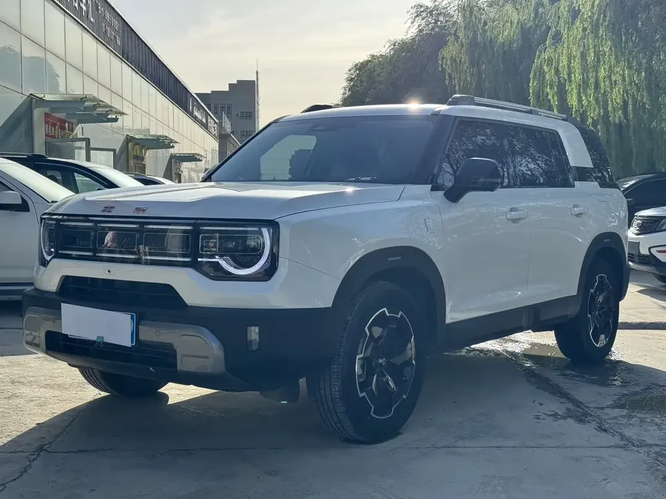 BAIC Beijing Off-road BJ30 Beijing Off-road BJ30 2024 1.5T DHT 4WD Magic Core Electric Drive Advanced Edition 2025 — photo 1, buy with delivery to Moscow