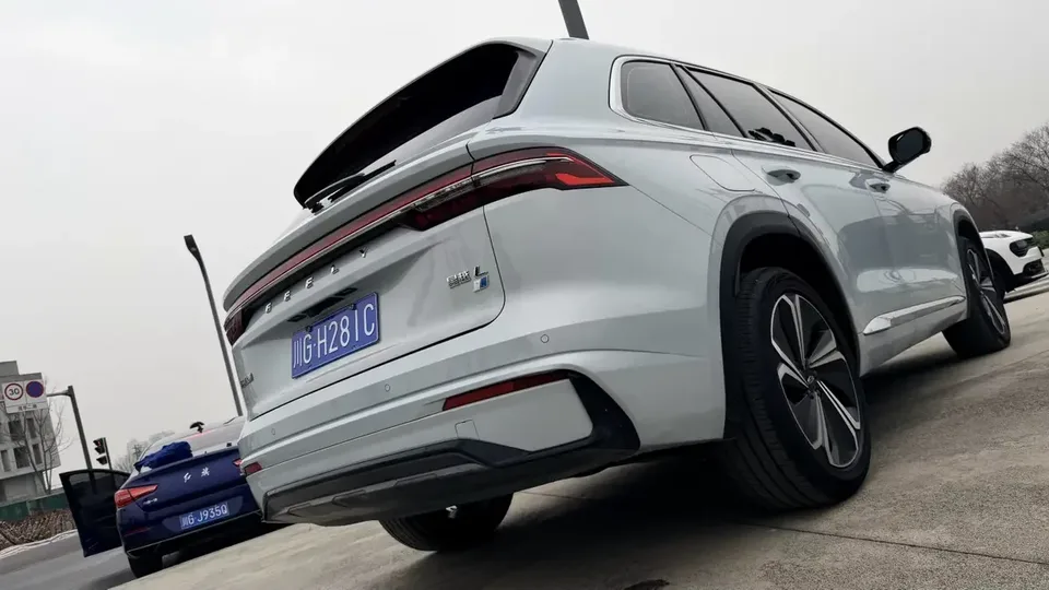 Geely Monjaro Xingyue L 2022 1.5T Thor HiF Hybrid Edition Super Fast 2022 — thumbnail 2