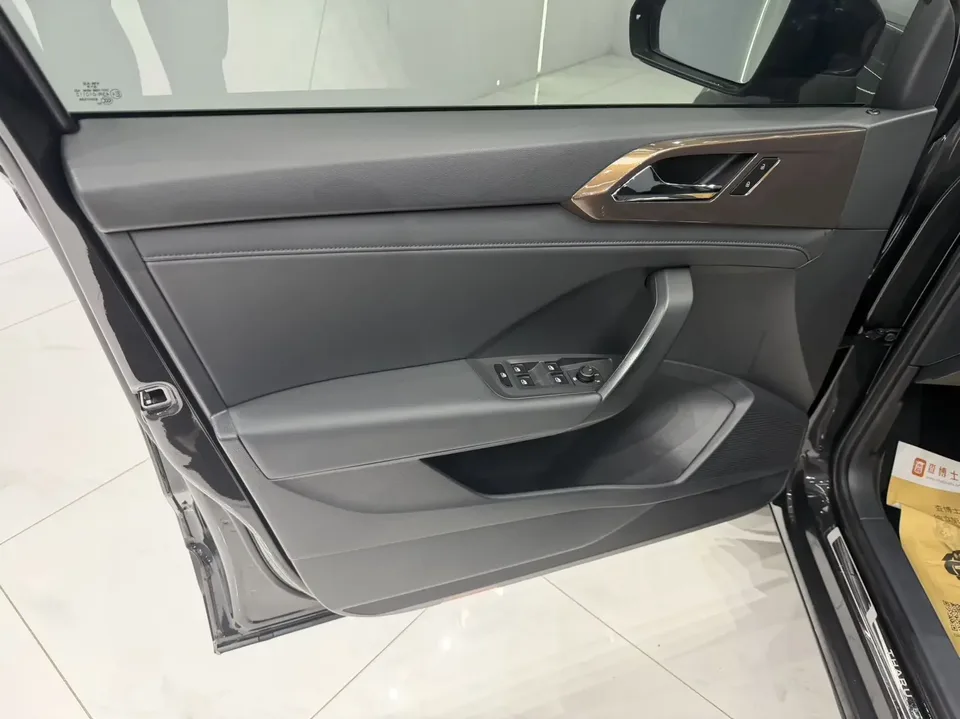 Volkswagen Tharu tuyue 2022 280TSI 2WD Deluxe Edition 2023 — thumbnail 3