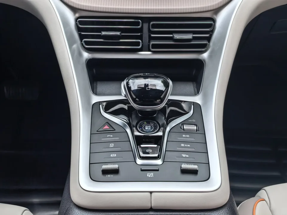 BYD Song Pro DM Song Pro DM 2024 DM-i Honor Edition 71km Pilot Edition 2024 — миниатюра 4