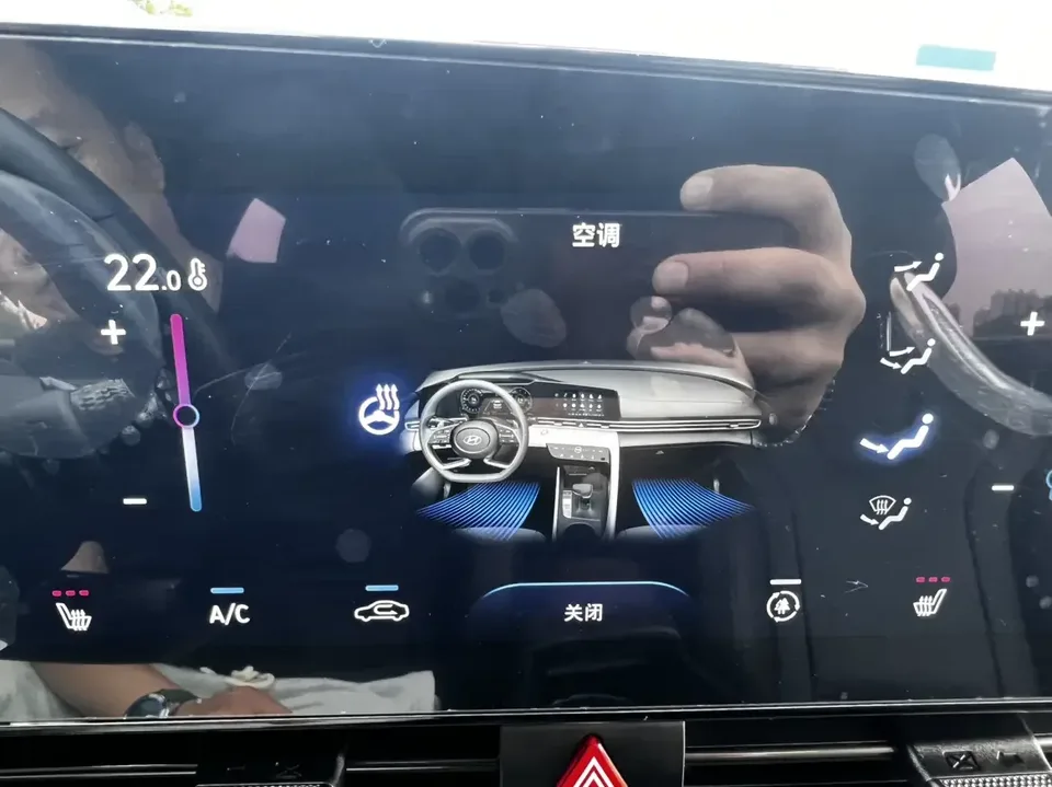 Hyundai Elantra Elantra 2022 240TGDi DCT LUX Premium Edition 2022 — thumbnail 3