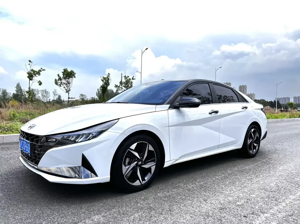 Hyundai Elantra Elantra 2022 240TGDi DCT LUX Premium Edition 2022 — photo 1, buy with delivery to Moscow