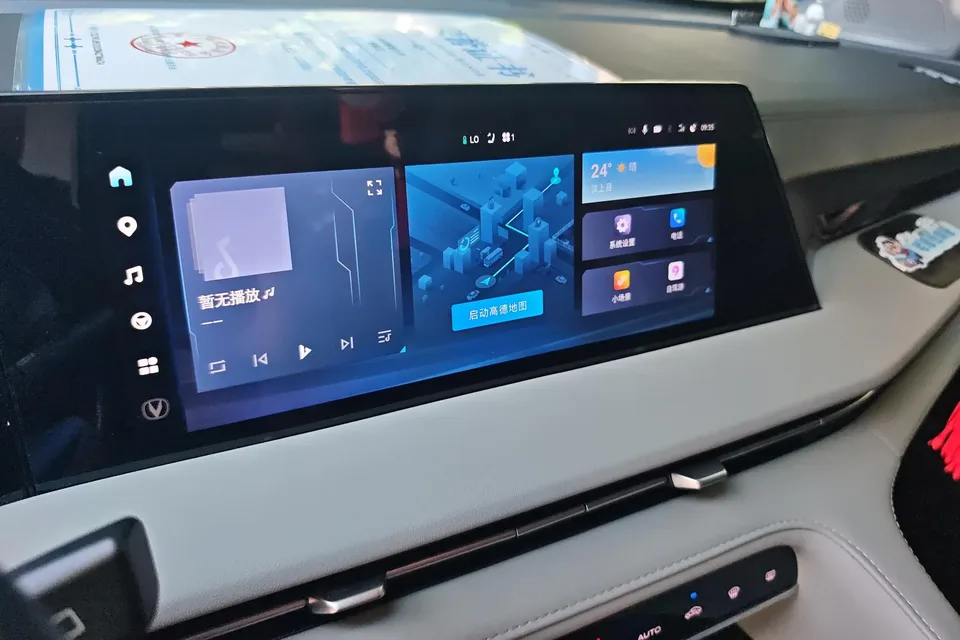 Changan CS75PLUS Changan CS75 PLUS 2024 The third generation champion version 1.5T automatic intelligent driving strong navigation 2025 — thumbnail 4