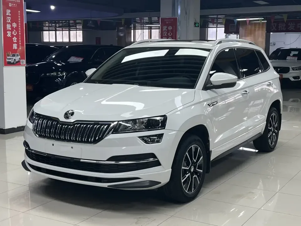 Skoda Karoq Korok 2022 TSI280 Deluxe 2022 — photo 1, buy with delivery to Moscow
