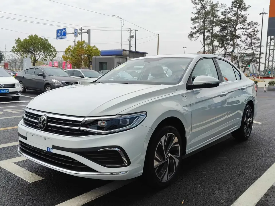 Volkswagen Bora Bora 2025 200TSI DSG Joyride Navigation Edition 2026 — photo 1, buy with delivery to Moscow