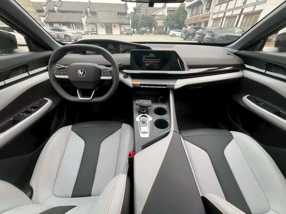 Changan UNI-V Smart Electric iDD Changan UNI-V Smart Electric iDD 2024 Blue Whale iDD 136km Smart Fun 2024 — thumbnail 3