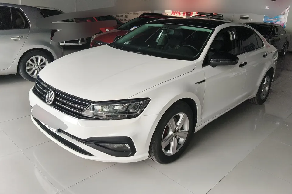 Volkswagen Lamando Lingdu 2021 230TSI DSG Fashion Edition 2022 — photo 1, buy with delivery to Moscow