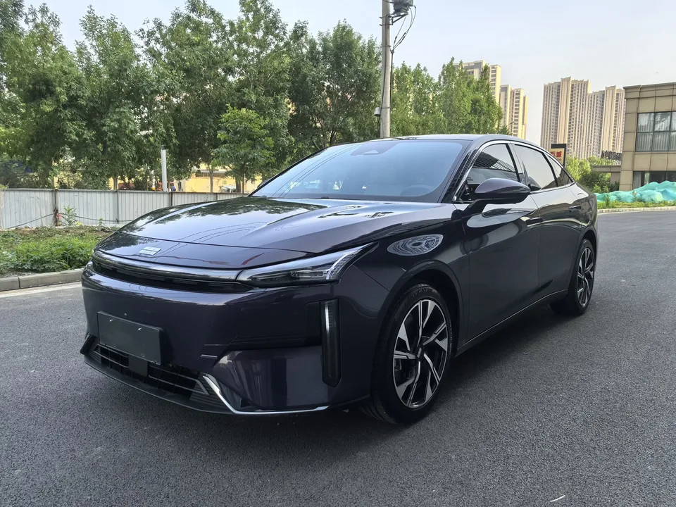 Geely Galaxy L6 Galaxy L6 2023 1.5T DHT 125km Starship 2024 — photo 1, buy with delivery to Moscow