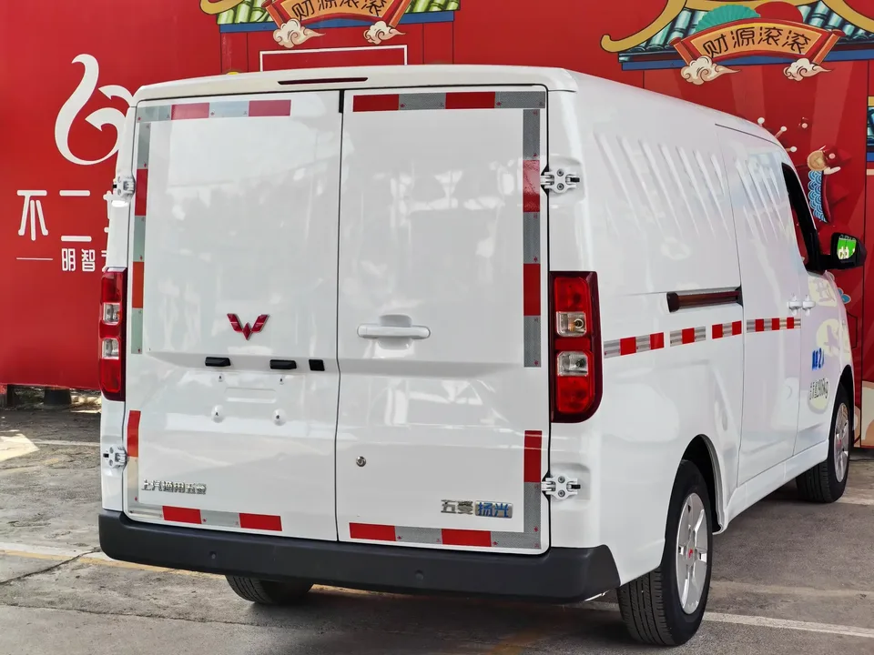 Wuling Yangguang Wuling Yangguang 2024 300km Comfort Window Edition 75kW 2025 — thumbnail 2