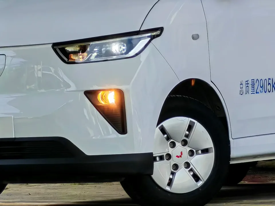 Wuling Yangguang Wuling Yangguang 2024 300km Comfort Window Edition 75kW 2025 — thumbnail 4