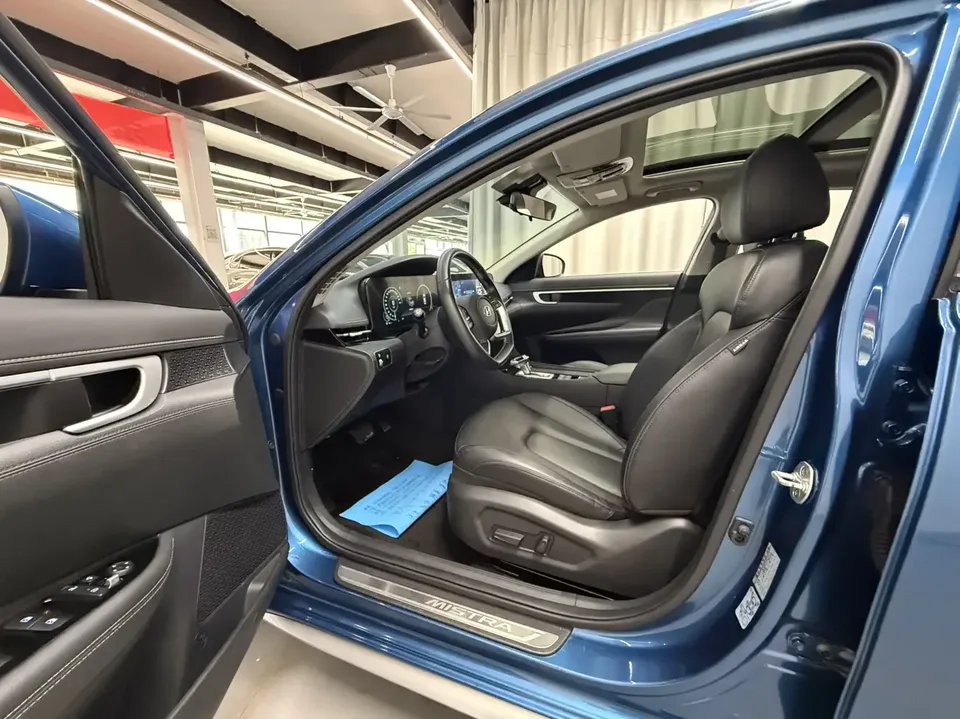 Hyundai Famous pictures famous pictures 2021 1.8L MPi CVT Premium Edition LUX 2022 — thumbnail 5