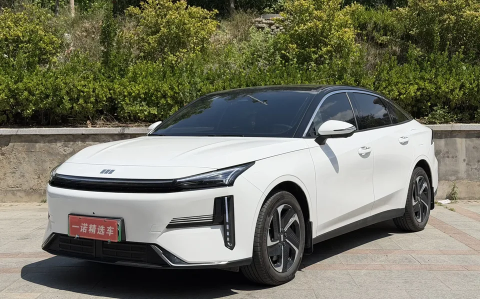 Geely Galaxy L6 Galaxy L6 2025 1.5 EM-i DHT 140KM Exploration+ Edition 2025 — photo 1, buy with delivery to Moscow
