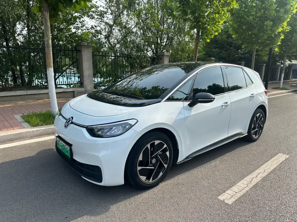 Volkswagen ID.3 Volkswagen ID.3 2024 Outstanding Edition 2024 — photo 1, buy with delivery to Moscow