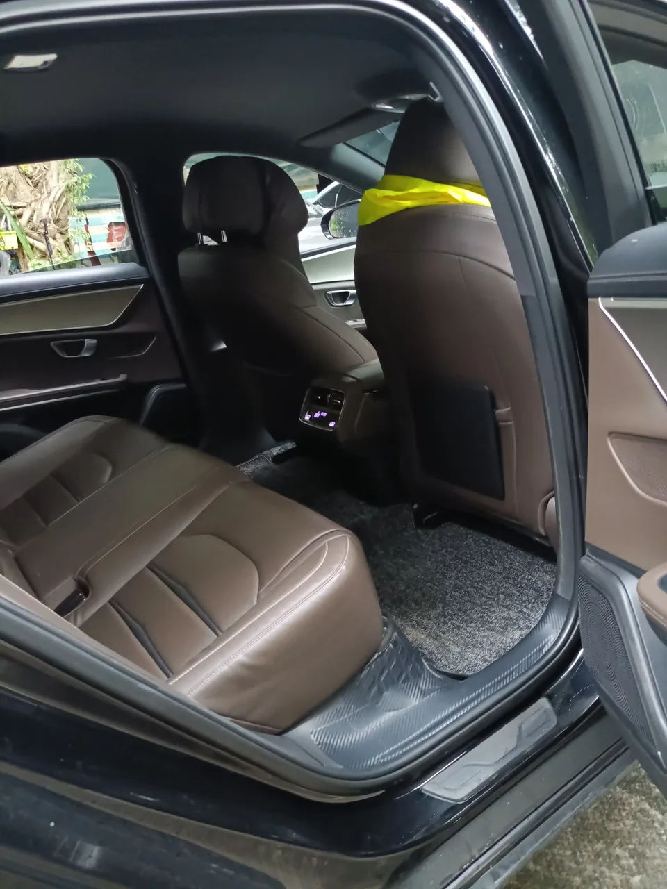 BYD e9 BYD e9 2022 Business Edition 2023 — thumbnail 2