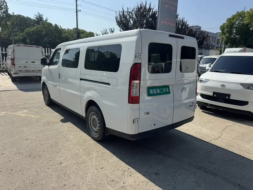Ruichi R5 Ruichi R5 2025 Passenger version Intelligent Supercharger version Beyond Type I 52.16kWh 2025 — thumbnail 4