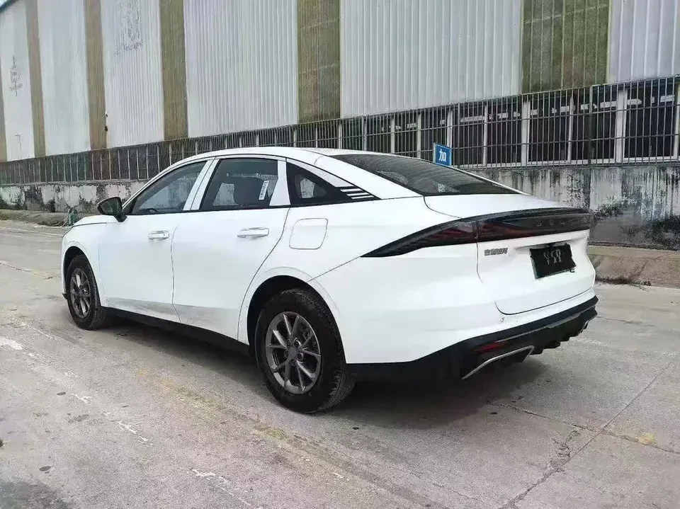 Geely Galaxy L6 Galaxy L6 2025 1.5 EM-i DHT 140KM Long-distance Version 2025 — thumbnail 4