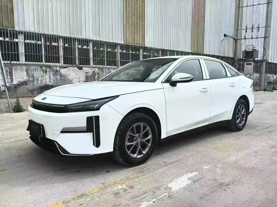 Geely Galaxy L6 Galaxy L6 2025 1.5 EM-i DHT 140KM Long-distance Version 2025 — photo 1, buy with delivery to Moscow