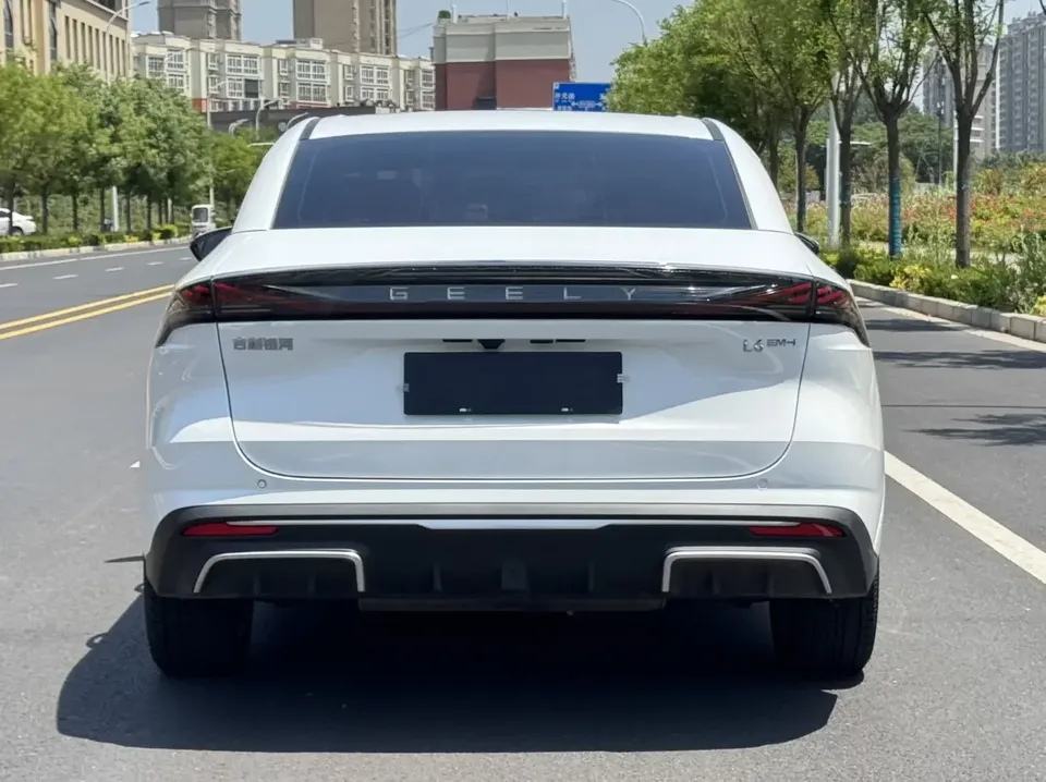 Geely Galaxy L6 Galaxy L6 2025 1.5 EM-i DHT 140KM Long-distance Version 2025 — миниатюра 2