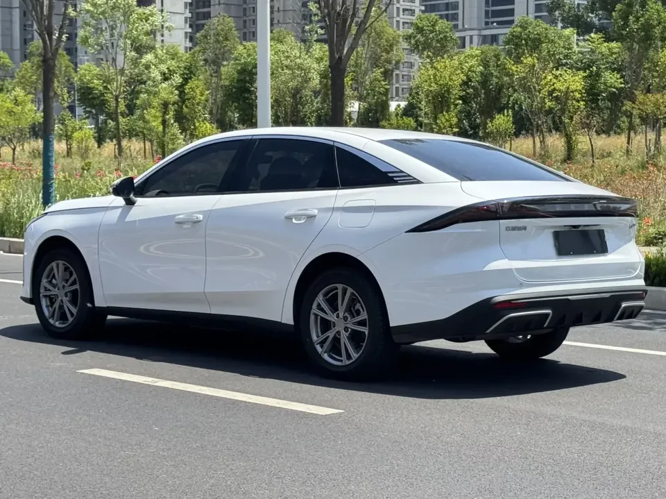Geely Galaxy L6 Galaxy L6 2025 1.5 EM-i DHT 140KM Long-distance Version 2025 — thumbnail 4