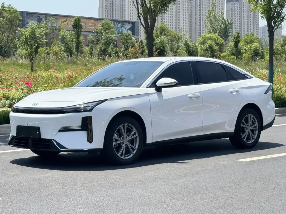 Geely Galaxy L6 Galaxy L6 2025 1.5 EM-i DHT 140KM Long-distance Version 2025 — фото 1, купить с доставкой в Москву