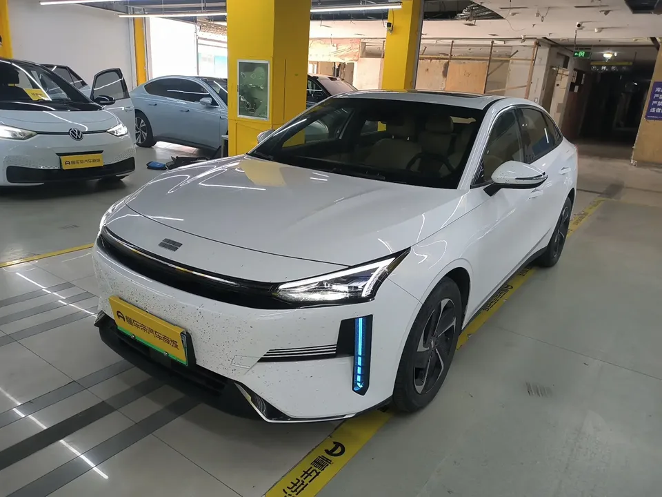 Geely Galaxy L6 Galaxy L6 2023 1.5T DHT 60km PLUS 2024 — photo 1, buy with delivery to Moscow